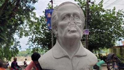 শিল্পাচার্য জয়নুল আবেদিনের ভাঙা ভাস্কর্য সংস্কার করলেন শিল্পীরা