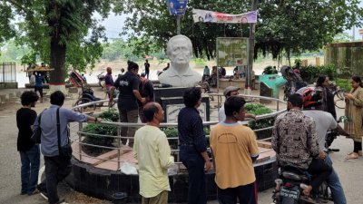 বুধবার বিকালে সংগ্রহশালার সামনে গিয়ে দেখা যায়, ভাস্কর্যটির নাক-মুখ ভাঙা। নিচে পড়ে আছে কিছু টুকরো