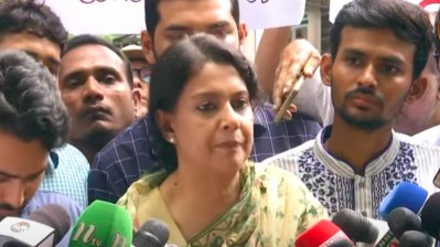 গণমাধ্যমে কথা বলছেন উপদেষ্টা সৈয়দা রিজওয়ানা হাসান (ছবি: সংগৃহীত)