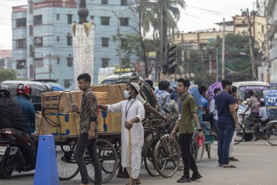 স্কুল কলেজ বিশ্ববিদ্যালয়ের শিক্ষার্থীদের পাশাপাশি ট্রাফিকের কাজের রাস্তায় নেমেছেন মাদ্রাসার ছাত্ররাও