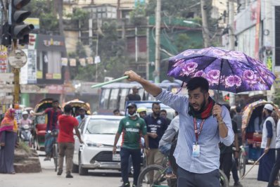 প্রচণ্ড রোদে এভাবেই যানবাহন নিয়ন্ত্রণ করছেন তারা