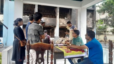 গেটের সামনে বসানো টেবিল