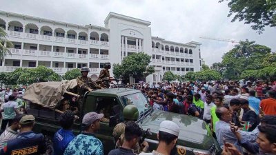১২টার দিকে ঘটনাস্থলে সেনাবাহিনীর একটি টহল টিম এসে পর্যবেক্ষণ করে চলে যায় (ছবি: সাদ্দিফ অভি)