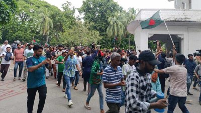 হাইকোর্ট প্রাঙ্গণ ছেড়ে যাচ্ছেন শিক্ষার্থীরা (ছবি: সাদ্দিফ অভি)