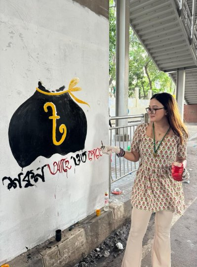 ছবি আঁকছেন রুকাইয়া