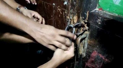 রুমে তালা ঝুলিয়ে দিয়েছেন অন্যান্য সংগঠনের নেতারা