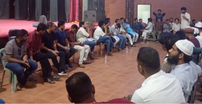 টিএসসিতে বৈষম্যবিরোধী ছাত্র আন্দোলনের সমন্বয়ক ও ছাত্র সংগঠনের নেতারা। 