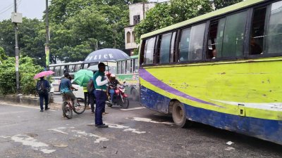 ট্রাফিক পুলিশ সদস্যরা কাজে যোগ দিয়েছেন
