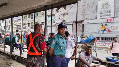জীবনের নিরাপত্তা ও সংস্কারের দাবিতে কর্মবিরতিতে চলে যান পুলিশের সদস্যরা