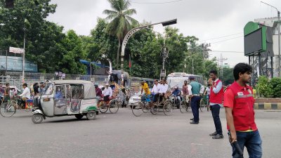 আজও শিক্ষার্থীরা সড়কে ট্রাফিক নিয়ন্ত্রণে ভূমিকা পালন করছেন