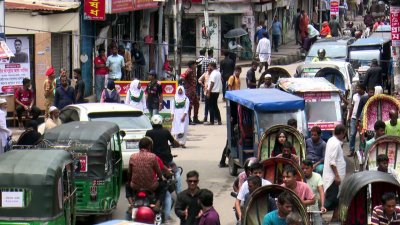 ট্রাফিক পুলিশ সদস্যদের কাজে আনসার-ভিডিপি, ফায়ার সার্ভিস, বিএনসিসি, স্কাউট, গার্লস গাইড ও সাধারণ শিক্ষার্থীদের সহায়তা করতে দেখা গেছে