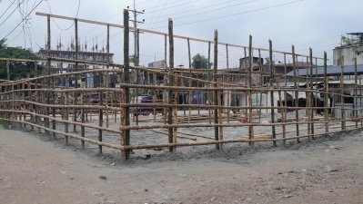 ঘর তোলার জন্য পুঁতে রাখা হয়েছে বাঁশ (ছবি: বাংলা ট্রিবিউন)