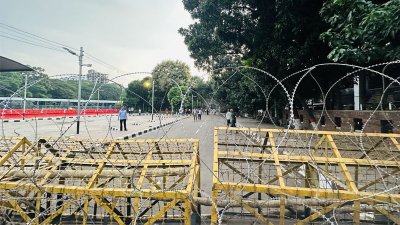বুধবার সন্ধ্যা সোয়া ৬টায় রাসেল স্কয়ার থেকে ৩২ নম্বরের প্রবেশমুখে কাটাতারের বেড়া দেখা যায়