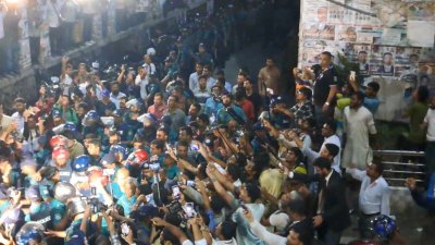 সালমান এফ রহমান ও আনিসুল হককে আদালত চত্বরে আনা হলে বিএনপি-জামায়াতপন্থি আইনজীবীরা স্লোগানে স্লোগানে উত্তপ্ত পরিস্থিতি তৈরি করেন (ছবি: আরিফুল ইসলাম)