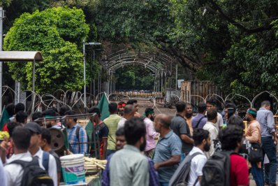 বঙ্গবন্ধুর বাড়ি ঘিরে কাঁটাতারের বেড়া 