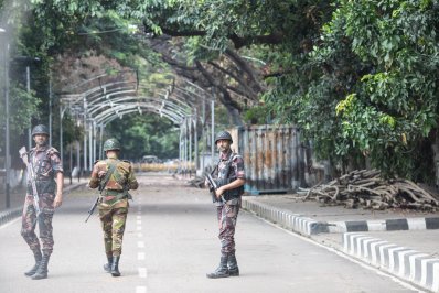 বঙ্গবন্ধুর বাড়ির সামনে সেনা ও বিজিবি সদস্যরা ছাড়া আর কাউকে দেখা যায়নি সারা দিন