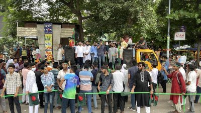 শাহবাগের ফুলের মার্কেটের সামনে ট্রাকে মঞ্চ বানিয়ে চলছে বিক্ষোভ 