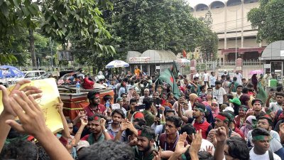 জাতীয় জাদুঘরের সামনে শিক্ষার্থীদের বিক্ষোভ (ছবি: বাংলা ট্রিবিউন)