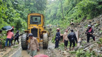 পাহাড়ধসে খাগড়াছড়ির সঙ্গে সারা দেশের সড়ক যোগাযোগ বিচ্ছিন্ন