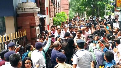 কলকাতা পুলিশের সদর দফতর লালবাজারে চিকিৎসকদের বিক্ষোভ
