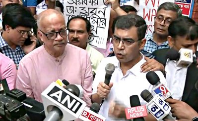 লালবাজার থেকে বাইরে এসে চিকিৎসক কুণাল সরকার ও সুবর্ণ গোস্বামী বক্তব্য রাখছেন