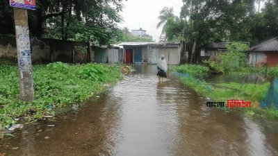 শহরের পাশ দিয়ে যাওয়া খাল ও নালা দিয়ে ধীরগতিতে পানি নামায় এই পরিস্থিতি সৃষ্টি হয়েছে বলে জানান স্থানীয়রা