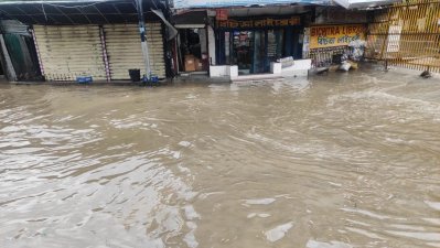 চট্টগ্রামে টানা বৃষ্টিতে জলাবদ্ধতা, জনদুর্ভোগ চরমে