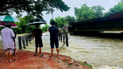 ভারতীয় ঢলে তলিয়েছে আখাউড়া স্থলবন্দর, সেতু ভেঙে বন্ধ যান চলাচল