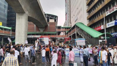 কাওরান বাজারে মেট্রোরেল স্টেশনের সামনে অবস্থান নিয়েছেন আন্দোলনকারীরা 