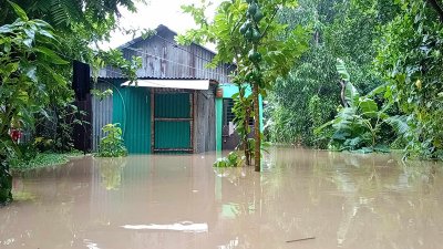 টানা বৃষ্টির সঙ্গে পানি আসছে ত্রিপুরা থেকে, ডুবেছে ঘরবাড়ি-সড়ক
