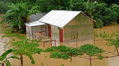 টানা বৃষ্টির সঙ্গে পানি আসছে ত্রিপুরা থেকে, ডুবেছে ঘরবাড়ি-সড়ক