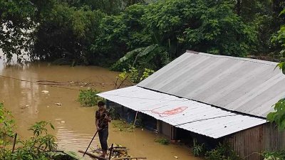 বন্যার পানি দেখতে মানুষের ভিড়