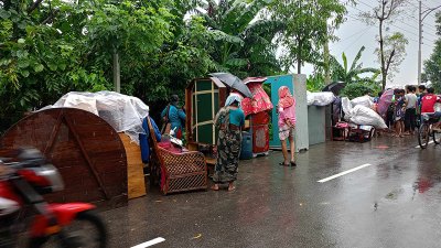 বাঁধে এসে উঠেছেন চরের বাসিন্দারা
