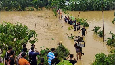 বন্যার পানি দেখতে মানুষের ভিড়