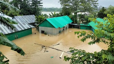 টানা বৃষ্টির সঙ্গে পানি আসছে ত্রিপুরা থেকে, ডুবেছে ঘরবাড়ি-সড়ক