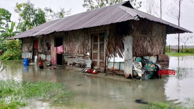 তিন দিন ধরে ৬০ হাজার পরিবার পানিবন্দি থাকলেও এখনও সরকারি ত্রাণ সহায়তা পায়নি পরিবারগুলো