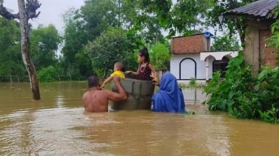 নিরাপদ আশ্রয়ে ছুটছেন মানুষজন (ছবি বাংলা ট্রিবিউন)