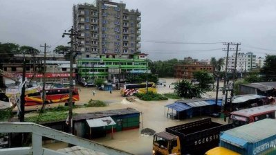 ঢাকা-চট্টগ্রাম মহাসড়কের কুমিল্লা অংশে হাঁটুপানি, ছবি: বাংলা ট্রিবিউন