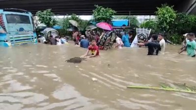 টানা বৃষ্টিতে ডুবেছে বন্দরনগরী, কোথাও হাঁটু কোথাও কোমরসমান পানি