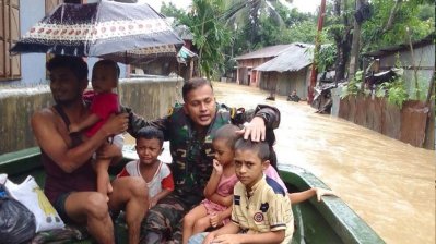 বন্যা দুর্গতদের উদ্ধারকাজে সেনাবাহিনী