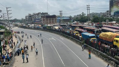 গাজীপুরে বকেয়া বেতনের দাবিতে শ্রমিকদের মহাসড়ক অবরোধ, দীর্ঘ যানজট