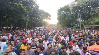 কনসার্টে অংশ নিয়েছেন শিক্ষার্থীসহ নানান শ্রেণিপেশার মানুষ