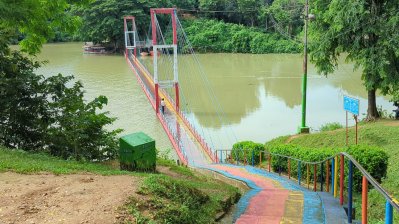 পানি কমলে পর্যটকদের জন্য পুনরায় খুলে দেওয়া হবে সেতুটি (ছবি: বাংলা ট্রিবিউন)