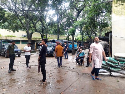 থানায় সেবা নিতে আসছেন মানুষ