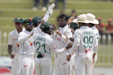 ধস নামাতে অবদান রাখেন সাকিব। 