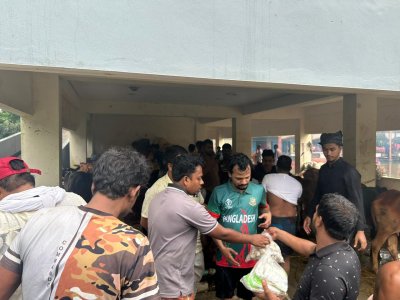 ত্রাণ বিতরণে ব্যস্ত রাফাত মজুমদার রিংকু (জার্সি গায়ে)