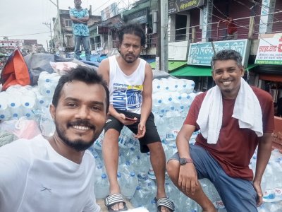 বন্যার্তদের পাশে থেকে তিন নির্মাতা হাসিমুখে- সেতু আরিফ, তুহিন হোসেন ও ইমেল হক