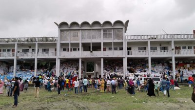 টিএসসিতে স্থান সংকুলান না হওয়ায় ঢাবির শারীরিক শিক্ষা মাঠে ত্রাণ মজুদ রাখা হচ্ছে