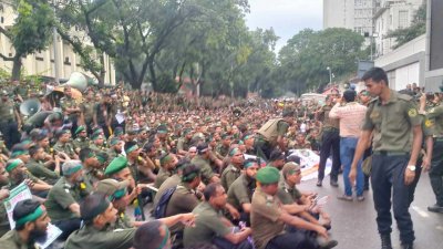 সচিবালয়ের সামনে অবস্থান নিয়েছেন আনসার সদস্যরা