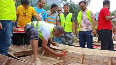 বন্যার্তদের জন্য টুঙ্গিপাড়া থেকে নৌকা এসেছে কুমিল্লায়